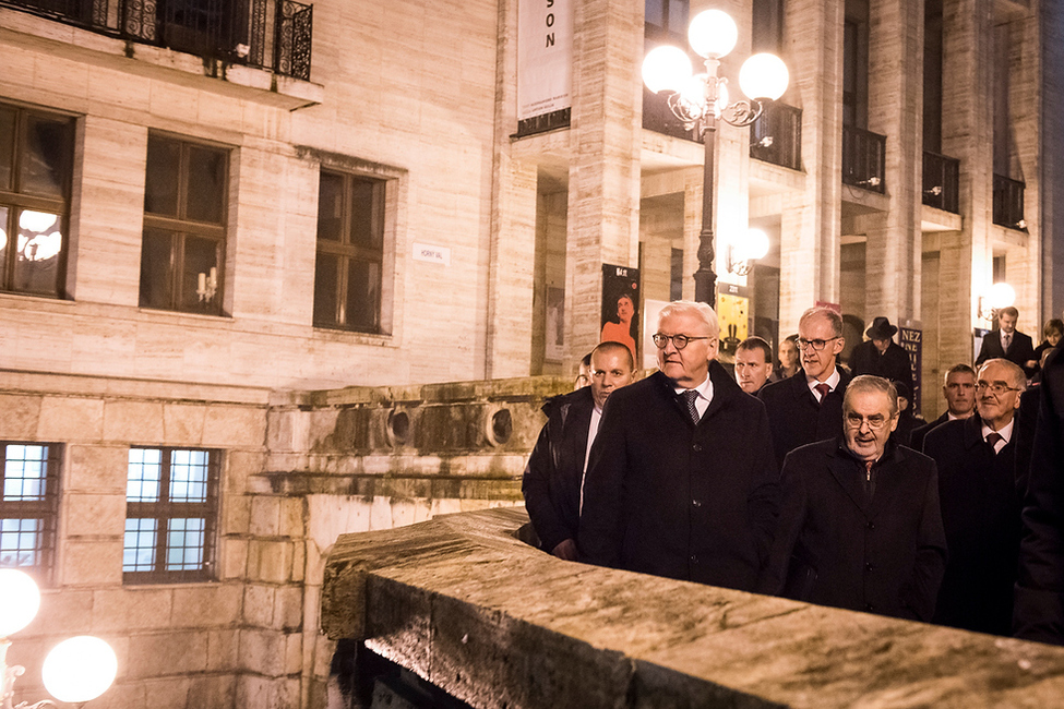 Bundespräsident Frank-Walter Steinmeier beim Gang durch die Altstadt mit Vertretern der jüdischen Gemeinde Žilina anlässlich des Antrittsbesuchs in der Slowakischen Republik  