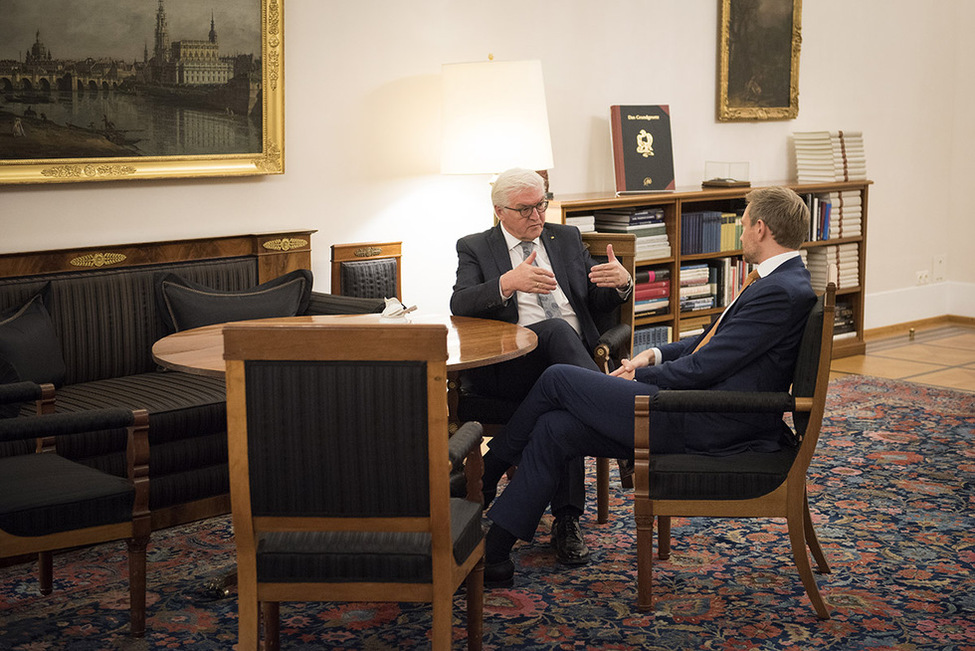 Bundespräsident Frank-Walter Steinmeier tauscht sich mit dem Parteivorsitzenden der FDP, Christian Lindner, in seinem Amtszimmer aus