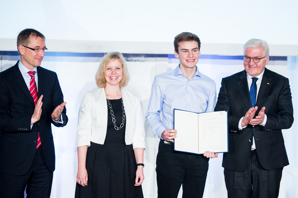 Bundespräsident Frank-Walter Steinmeier mit dem Erstpreisträger des Geschichtswettbewerbs des Bundespräsidenten 2016/2017, Federico Cassarà, vom Alfred-Amann-Gymnasium (Bönnigheim) in Schloss Bellevue