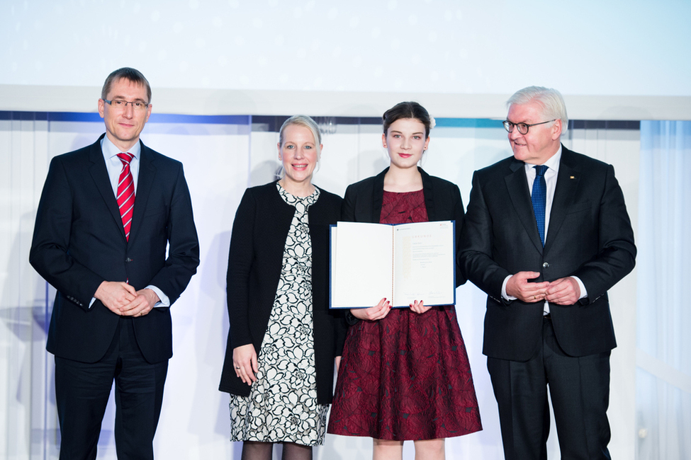 Bundespräsident Frank-Walter Steinmeier mit der Erstpreisträgerin des Geschichtswettbewerbs des Bundespräsidenten 2016/2017, Carina Ebert, vom Annette-von-Droste-Hülshoff-Gymnasium (Münster) in Schloss Bellevue