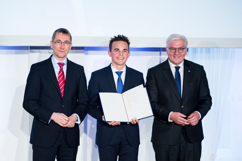 Bundespräsident Frank-Walter Steinmeier mit dem Erstpreisträger des Geschichtswettbewerbs des Bundespräsidenten 2016/2017, Julius von Stein, vom Gymnasium Steglitz (Berlin) in Schloss Bellevue