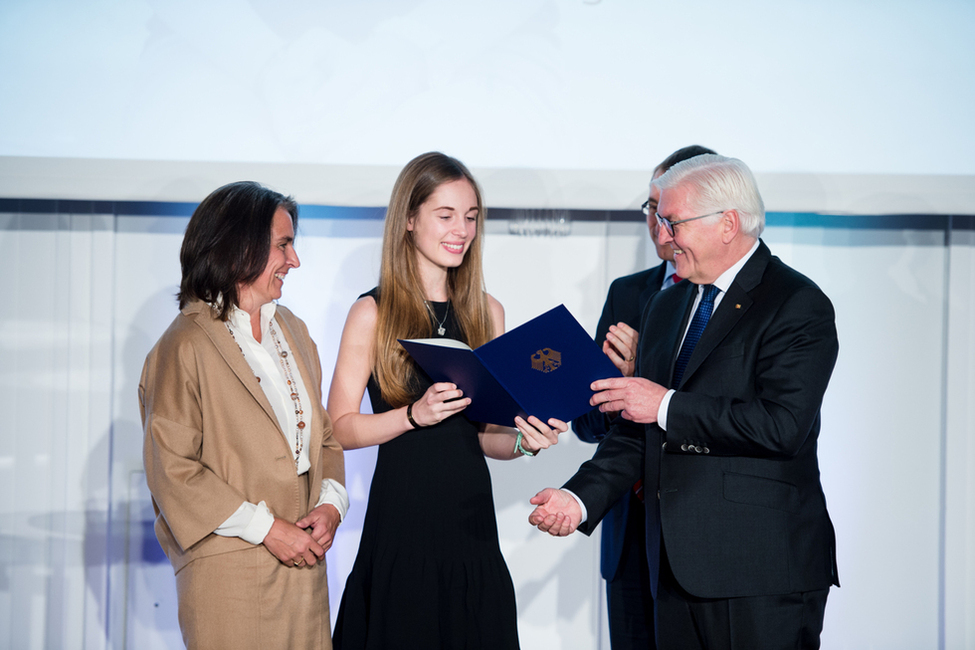 Bundespräsident Frank-Walter Steinmeier mit der Erstpreisträgerin des Geschichtswettbewerbs des Bundespräsidenten 2016/2017, Helena Koch, von der Gelehrtenschule des Johanneums (Hamburg) in Schloss Bellevue