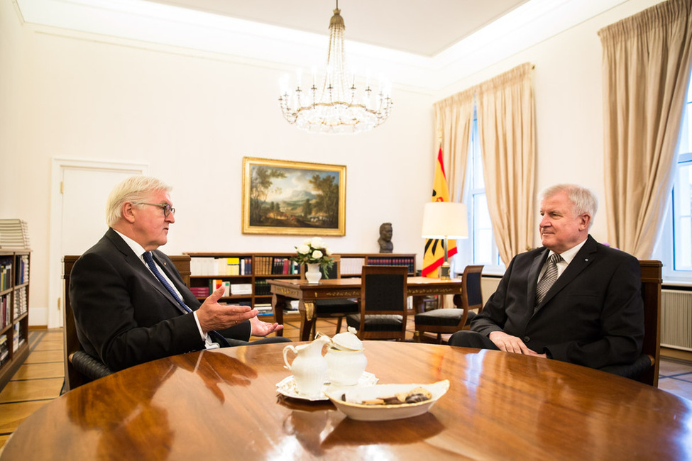 Bundespräsident Frank-Walter Steinmeier tauscht sich mit dem Parteivorsitzenden der CSU, Horst Seehofer, in seinem Amtszimmer aus