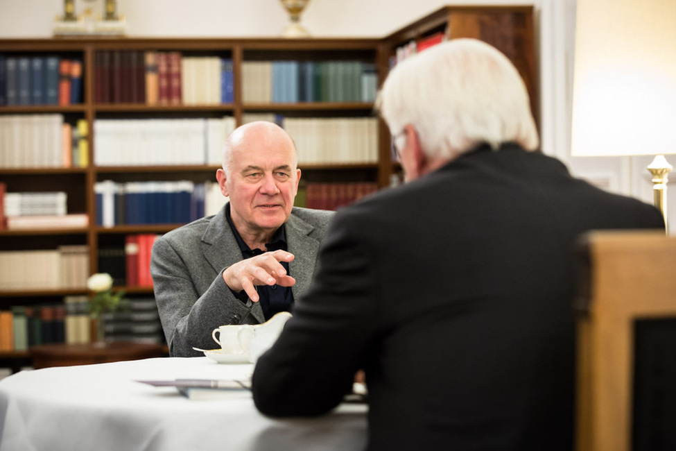 Bundespräsident Frank-Walter Steinmeier bei einer Teestunde zu Ehren von Hanns Zischler in seinem Amtszimmer