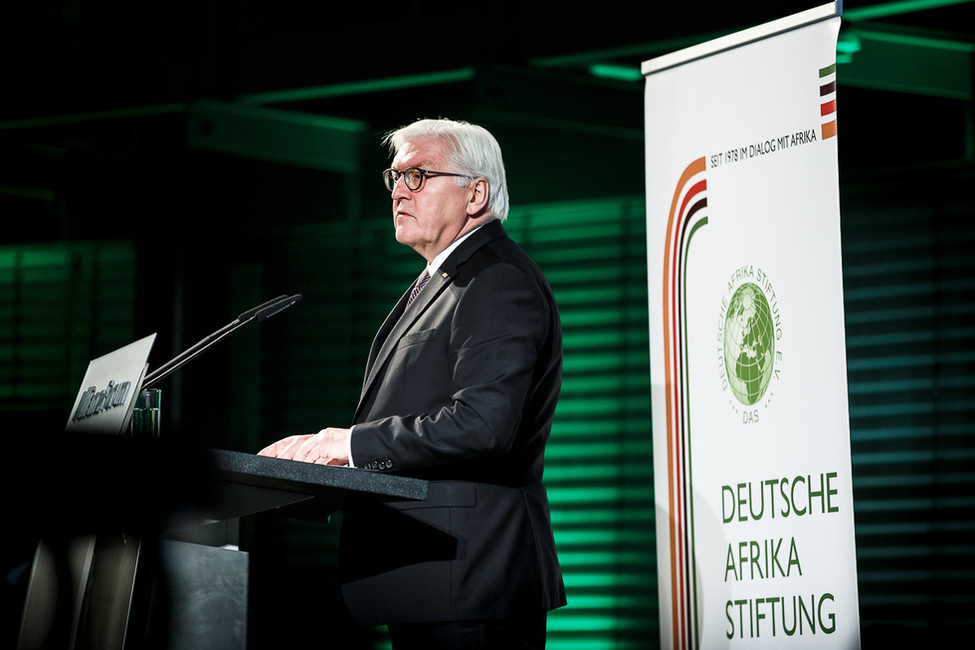 Bundespräsident Frank-Walter Steinmeier hält eine Ansprache bei der Verleihung des Deutschen Afrika-Preises 2017 an den Menschenrechtsanwalt Nicholas Opiyo aus Uganda 