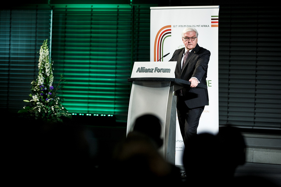 Bundespräsident Frank-Walter Steinmeier hält eine Ansprache bei der Verleihung des Deutschen Afrika-Preises 2017 an den Menschenrechtsanwalt Nicholas Opiyo aus Uganda