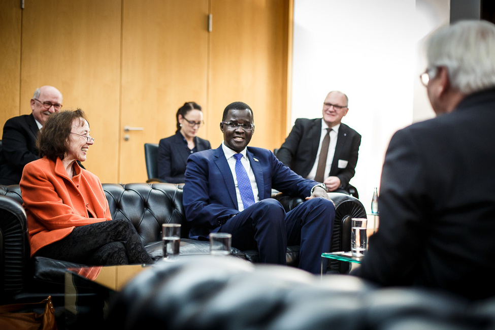 Bundespräsident Frank-Walter Steinmeier im Gespräch mit dem Preisträger des Deutschen Afrika-Preises 2017, dem Menschenrechtsanwalt Nicholas Opiyo aus Uganda, und der Präsidentin der Deutschen Afrika Stiftung, Ursula Eid