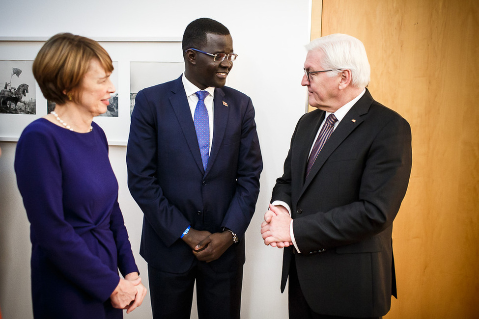 Bundespräsident Frank-Walter Steinmeier und Elke Büdenbender im Gespräch mit dem Preisträger des Deutschen Afrika-Preises 2017, dem Menschenrechtsanwalt Nicholas Opiyo aus Uganda