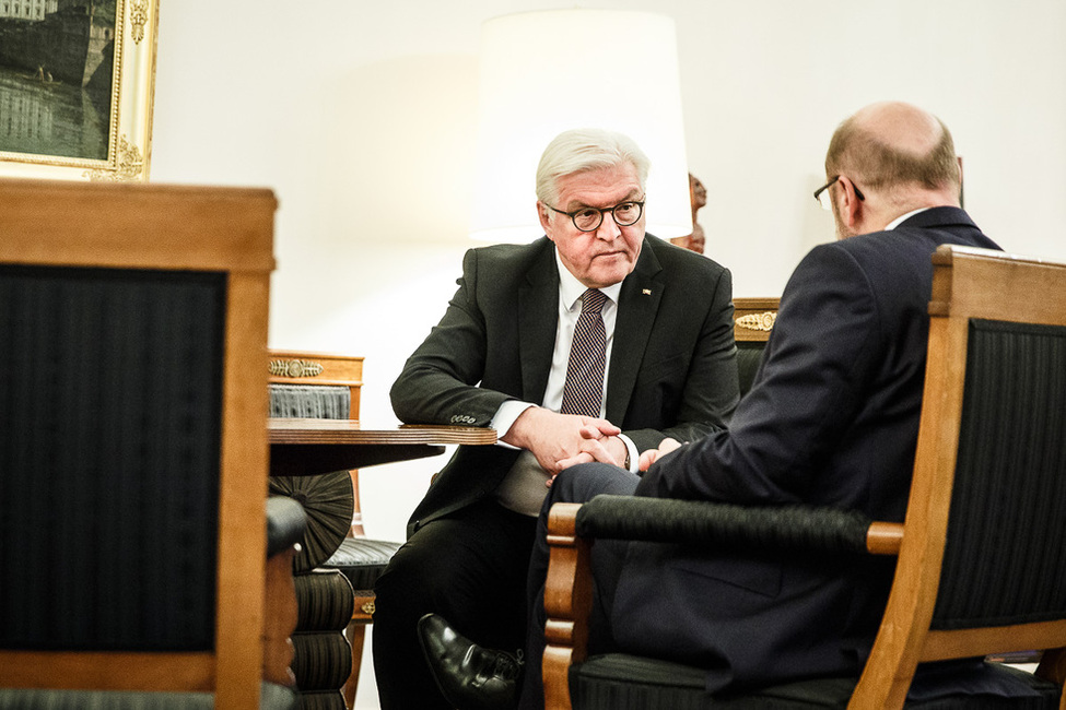 Bundespräsident Frank-Walter Steinmeier tauscht sich mit dem Parteivorsitzenden der SPD, Martin Schulz, in seinem Amtszimmer von Schloss Bellevue aus