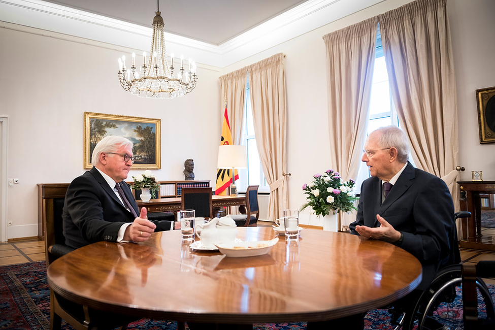 Bundespräsident Frank-Walter Steinmeier im Gespräch mit dem Präsidenten des Deutschen Bundestages, Wolfgang Schäuble, in seinem Amtszimmer