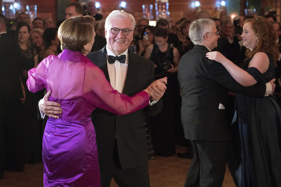 Bundespräsident Frank-Walter Steinmeier und Elke Büdenbender tanzen einen Walzer bei der Eröffnung des Bundespresseballs 2017 im Ballsaal des Hotel Adlon in Berlin 