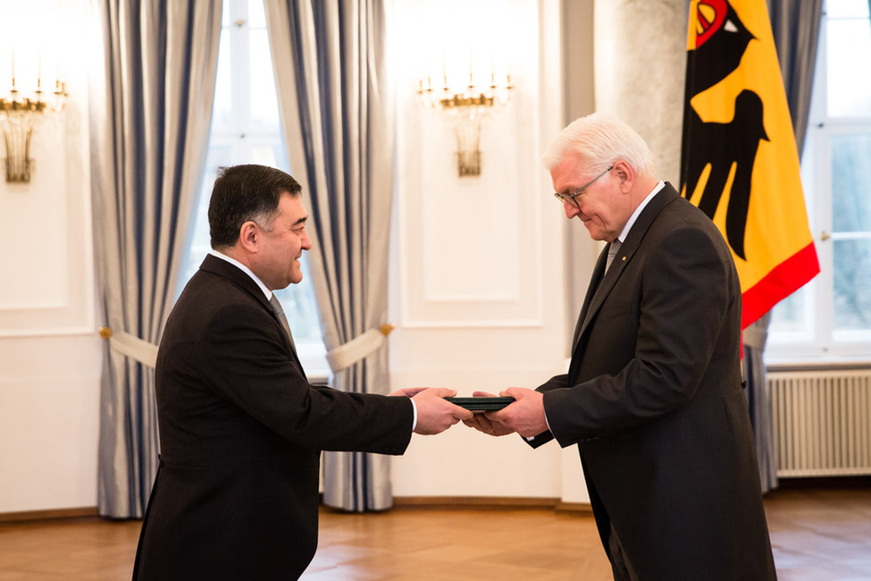 Bundespräsident Frank-Walter Steinmeier empfängt das Beglaubigungsschreiben von Nabijon Kasimov aus der Republik Usbekistan im Langhanssaal von Schloss Bellevue anlässlich der Akkreditierung von Botschaftern