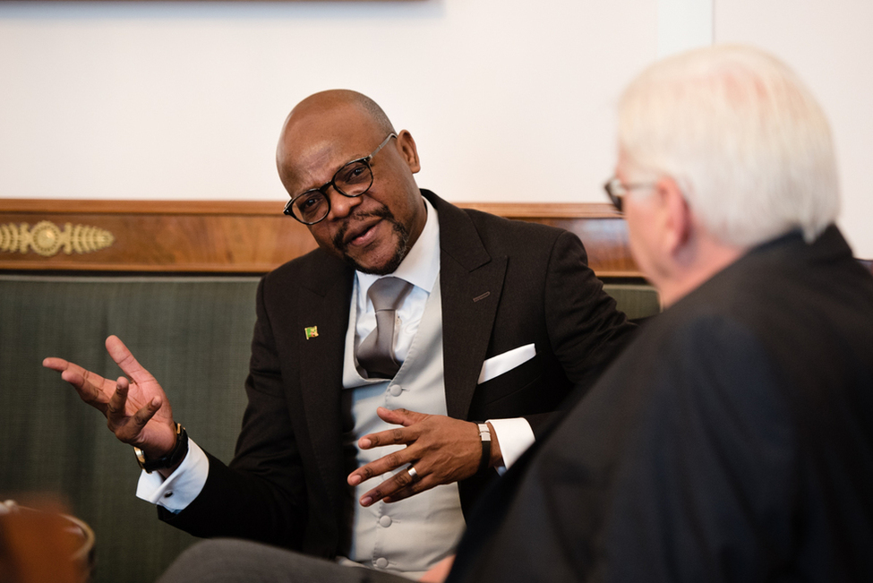 Bundespräsident Frank-Walter Steinmeier beim Austausch mit Anthony Lubinda Mukwita aus der Republik Sambia im Salon Luise von Schloss Bellevue anlässlich der Akkreditierung von Botschaftern