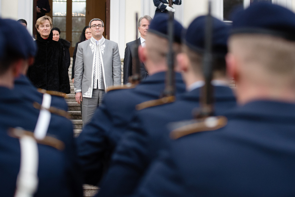 Kleines militärisches Zeremoniell für Ahmed Chafra aus der Tunesischen Republik nach seiner Akkreditierung zum Botschafter in Schloss Bellevue