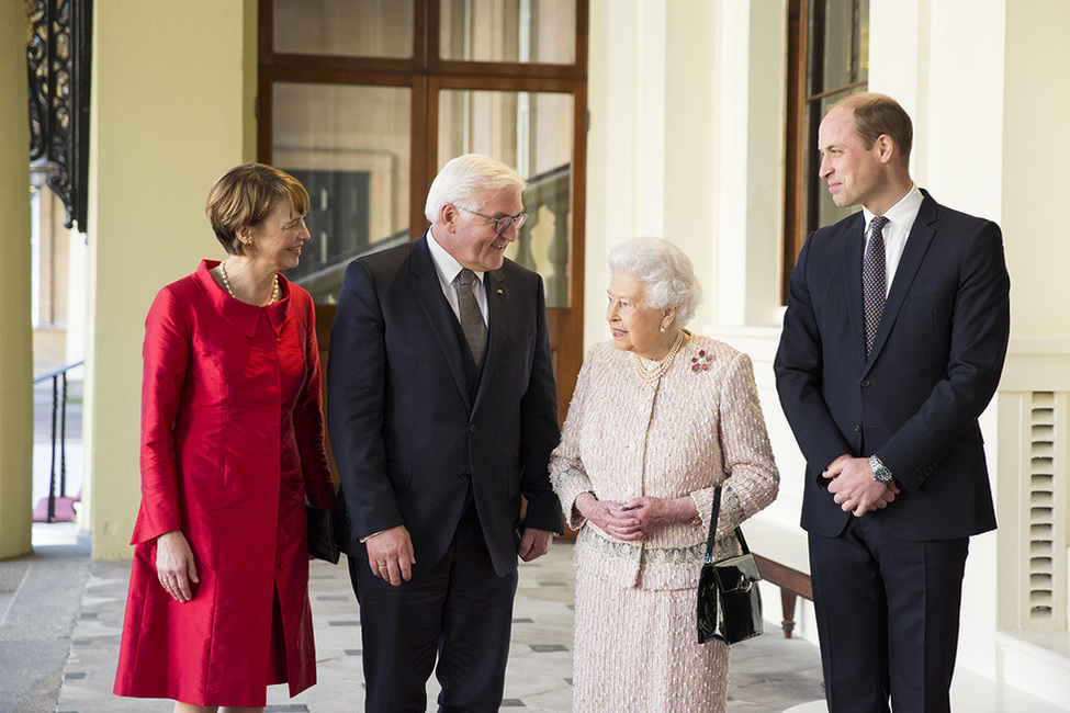 Bundespräsident Frank-Walter Steinmeier und Elke Büdenbender werden von der britischen Königin Elizabeth II und Prinz William, Herzog von Cambridge, im Buckingham Palace begrüßt