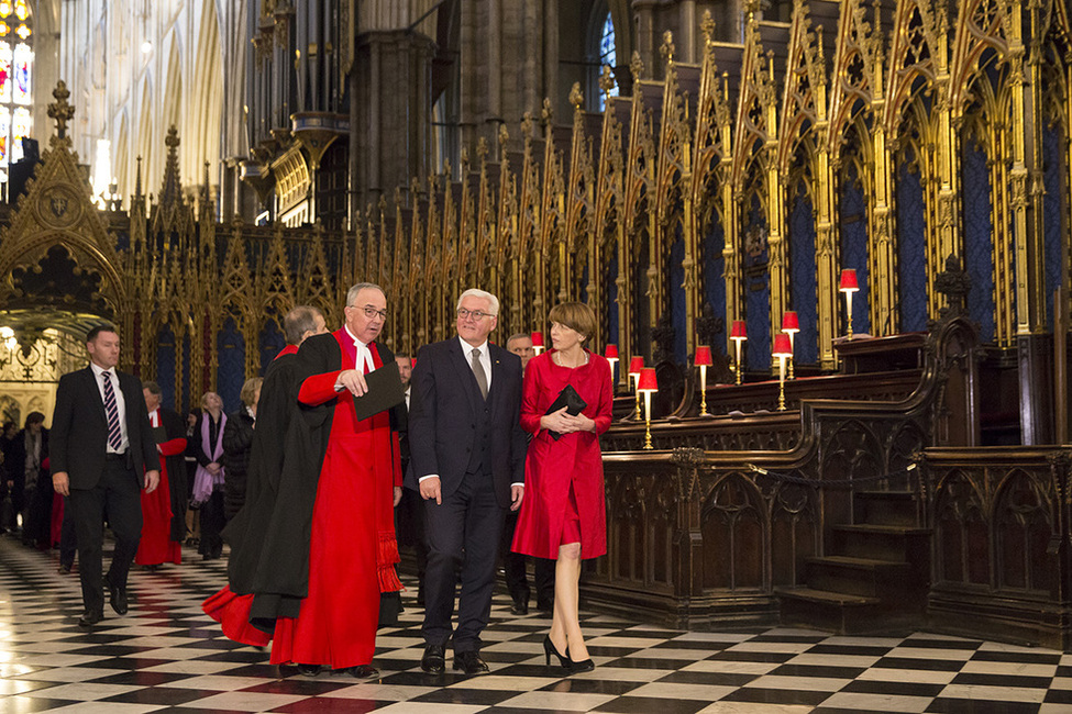 Bundespräsident Frank-Walter Steinmeier und Elke Büdenbender beim Rundgang durch Westminster Abbey mit dem Dekan von Westminster Abbey John Hall während des Antrittsbesuchs im Vereinigten Königreich Großbritannien und Nordirland