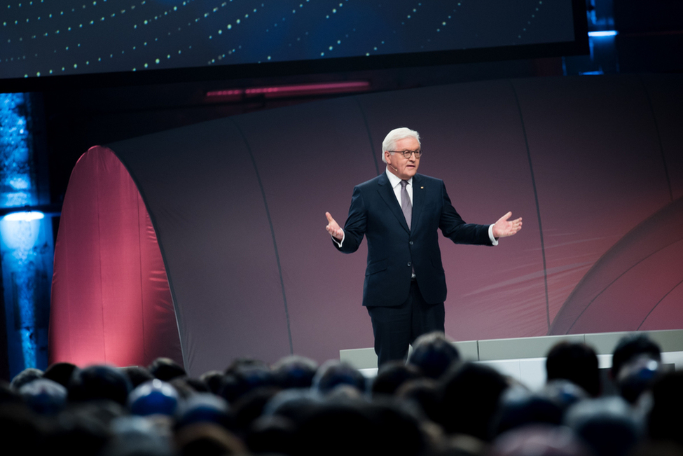 Bundespräsident Frank-Walter Steinmeier spricht einige Begrüßungsworte bei der Verleihung des Deutschen Zukunftspreises 2017 im Kraftwerk in Berlin 