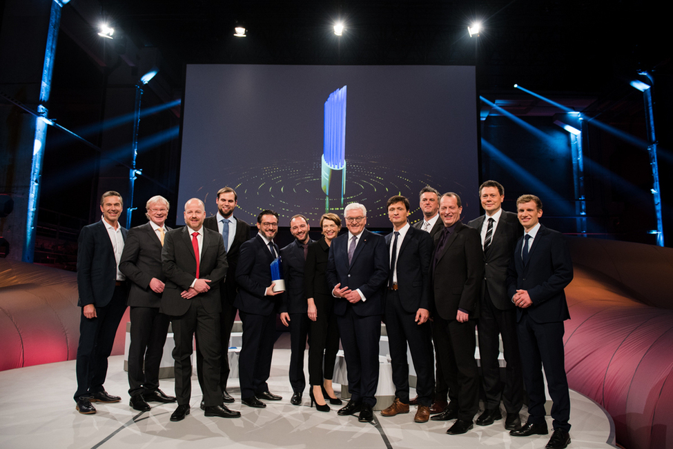 Bundespräsident Frank-Walter Steinmeier mit dem Gewinnerteam, den Nominierten und Moderator Dirk Steffens im Kraftwerk in Berlin bei der Verleihung des Deutschen Zukunftspreises 2017 