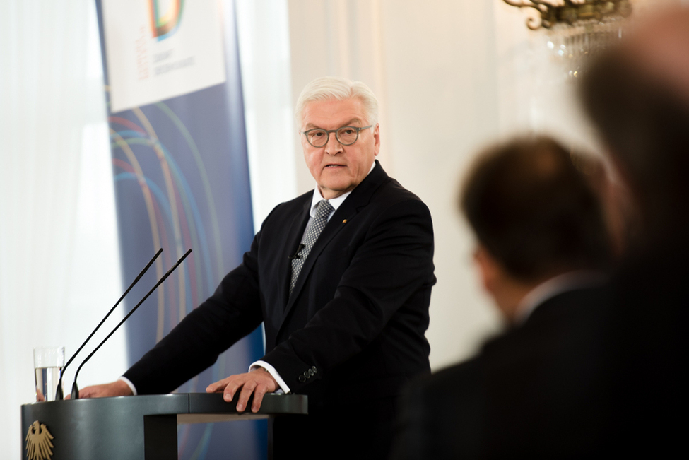 Bundespräsident Frank-Walter Steinmeier hält eine Rede beim Forum Bellevue zur Zukunft der Demokratie: 'Die Freiheit des Denkens in unruhigen Zeiten' im Großen Saal von Schloss Bellevue