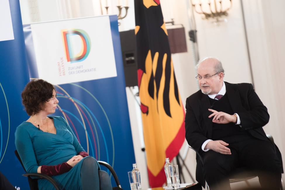 Die Schriftsteller Eva Menasse und Salman Rushdie diskutieren auf dem Podium vom Forum Bellevue zur Zukunft der Demokratie: 'Die Freiheit des Denkens in unruhigen Zeiten' im Großen Saal von Schloss Bellevue   