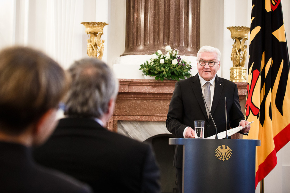 Bundespräsident Frank-Walter Steinmeier hält eine Rede anlässlich des Richterwechsels am Bundesverfassungsgericht im Langhanssaal von Schloss Bellevue 