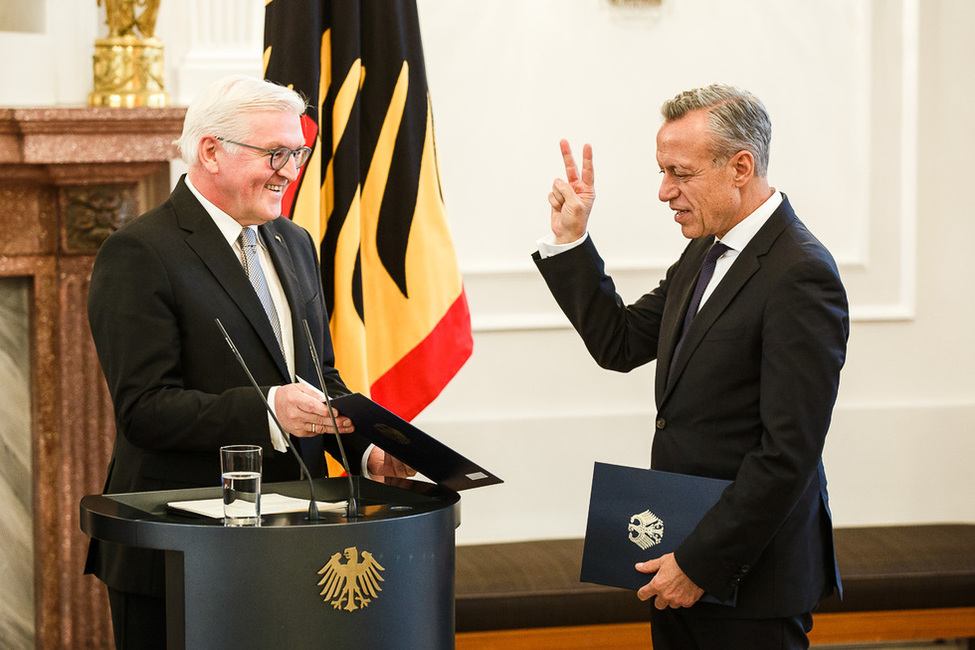 Bundespräsident Frank-Walter Steinmeier bei der Aushändigung der Ernennungsurkunde und Vereidigung von Josef Christ anlässlich des Richterwechsels am Bundesverfassungsgericht im Langhanssaal von Schloss Bellevue 