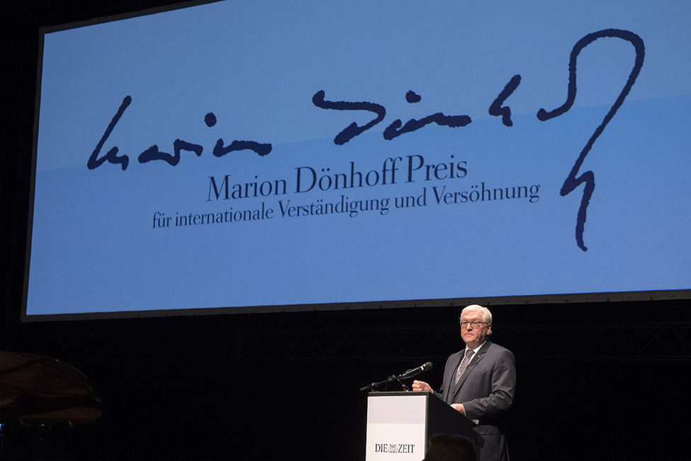 Bundespräsident Frank-Walter Steinmeier hält eine Ansprache bei der Verleihung des Marion Dönhoff Preises für internationale Verständigung und Versöhnung im Schauspielhaus in Hamburg 