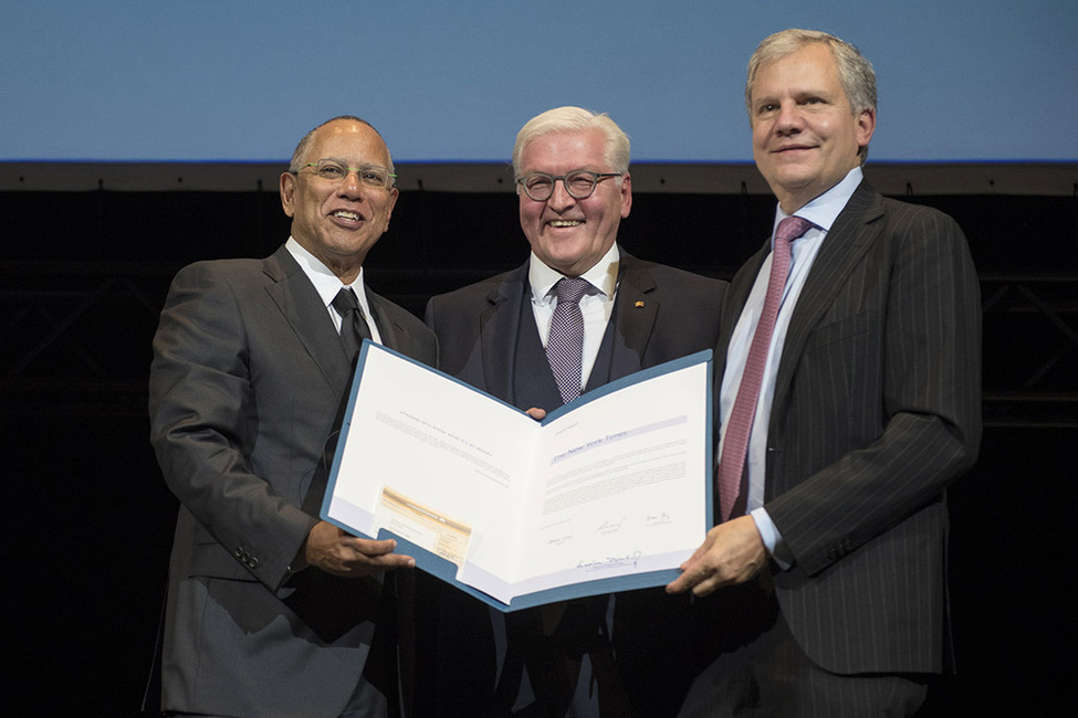 Bundespräsident Frank-Walter Steinmeier verleiht den Marion Dönhoff Preis für internationale Verständigung und Versöhnung an den Chefredakteur Dean Baquet und den Herausgeber Arthur O. Sulzberger der New York Times im Schauspielhaus in Hamburg 