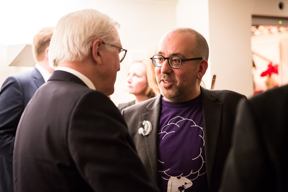 Bundespräsident Frank-Walter Steinmeier bei der Begegnung mit Intendant und Chefregisseur Barrie Kosky nach der Premierenvorstellung der Neuinszenierung des Musicals 'Anatevka' von Jerry Bock zum 70. Gründungsjubiläum der Komischen Oper Berlin