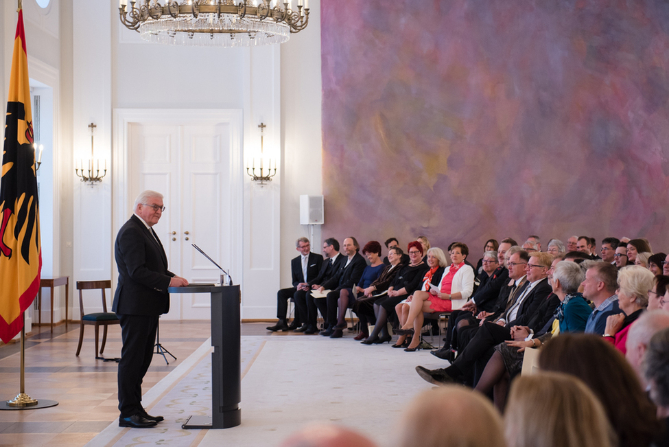 Bundespräsident Frank-Walter Steinmeier hält eine Ansprache bei der Verleihung des Verdienstordens zum Tag des Ehrenamtes im Großen Saal von Schloss Bellevue