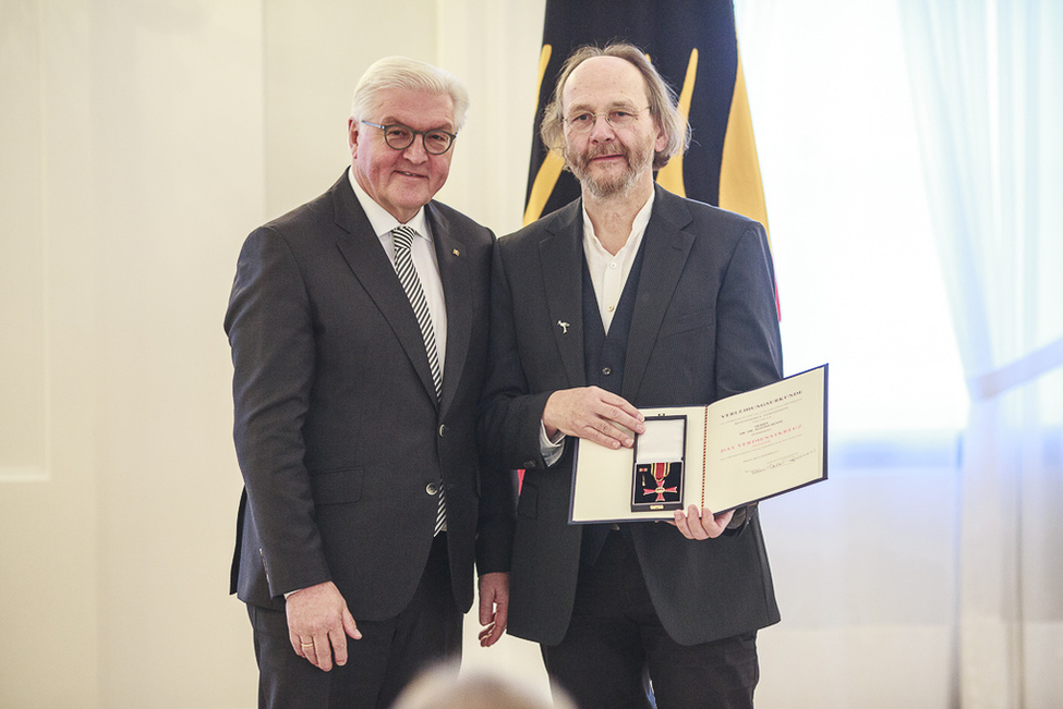 Bundespräsident Frank-Walter Steinmeier zeichnet Alfons Bense mit dem Verdienstkreuz am Bande für seine Arbeit im Aktionskomitee 'Rettet die Weißstörche' bei der Verleihung des Verdienstordens zum Tag des Ehrenamtes in Schloss Bellevue aus 