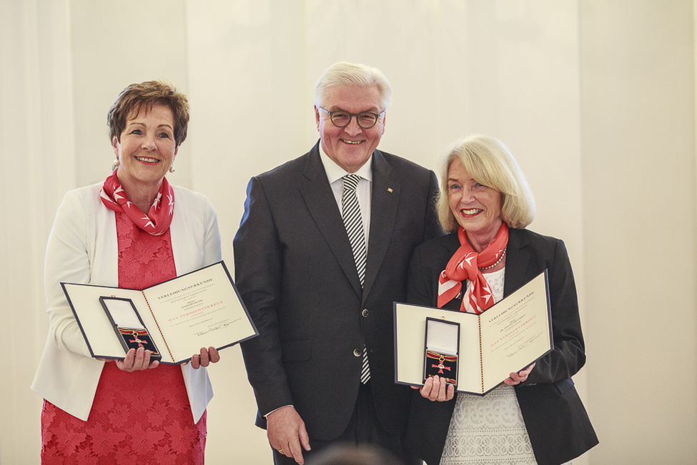 Bundespräsident Frank-Walter Steinmeier zeichnet Frauke Druckrey und Barbara Kuhn mit dem Verdienstkreuz am Bande für ihr Engagement im Malteser Hilfsdienst bei der Verleihung des Verdienstordens zum Tag des Ehrenamtes in Schloss Bellevue aus 