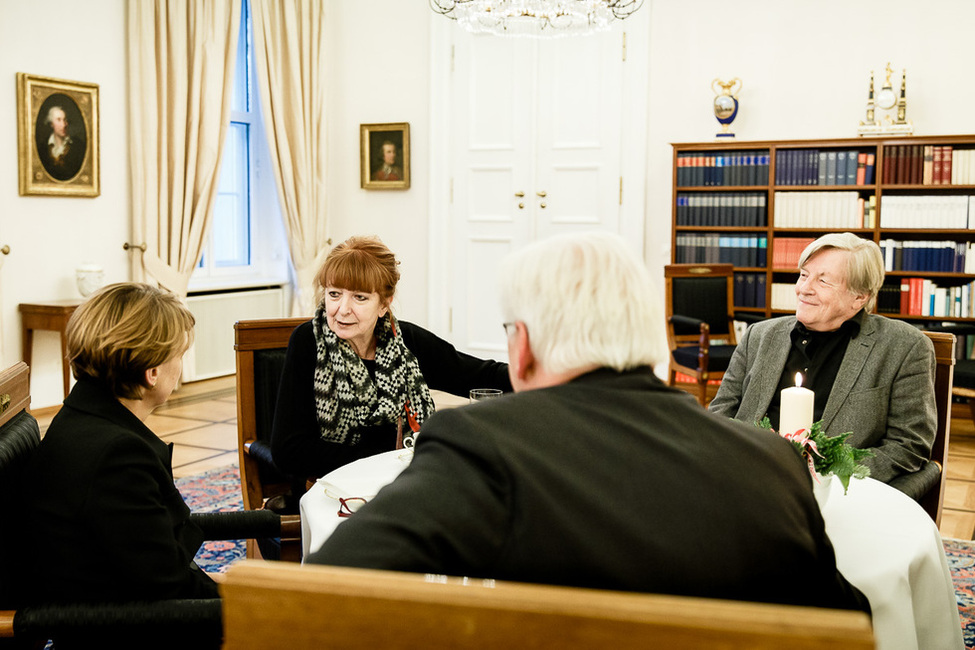 Bundespräsident Frank-Walter Steinmeier und Elke Büdenbender im Austausch mit dem Schauspieler Manfred Zapatka und seiner Ehefrau, Margarete Zapatka, im Amtszimmer anlässlich einer Teestunde zu seinen Ehren in Schloss Bellevue 