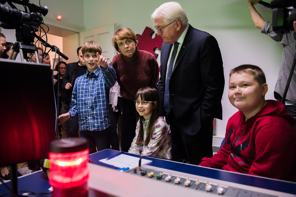 Bundespräsident Frank-Walter Steinmeier und Elke Büdenbender bei der Begegnung mit Schülerinnen und Schülern des Projekts Fernsehstudio 'Klappe und Action!' der Thüringer Landesmedienanstalt in Erfurt anlässlich des Antrittsbesuchs in Thüringen 