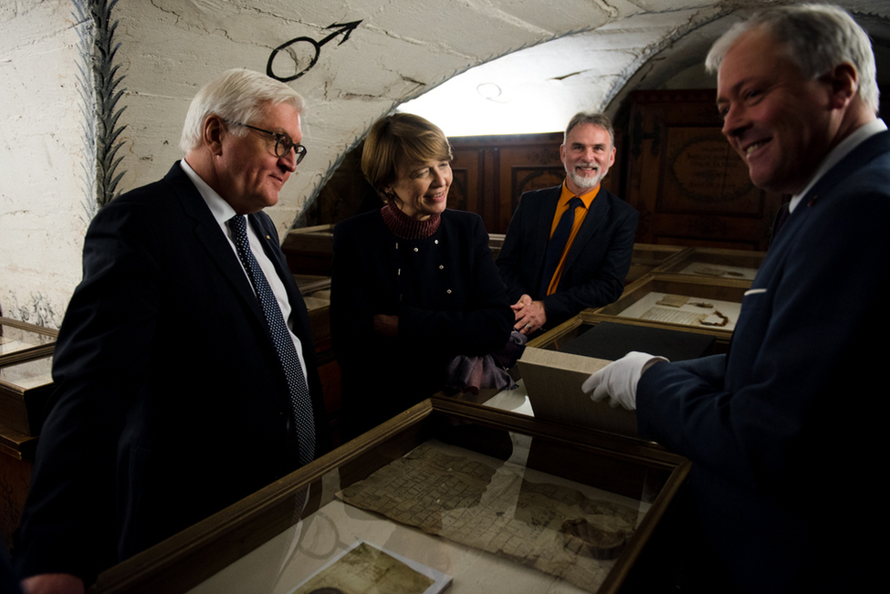 Bundespräsident Frank-Walter Steinmeier und Elke Büdenbender bei der Besichtigung des Reichsstädtischen Archivs im Rathaus in Mühlhausen anlässlich des Antrittsbesuchs in Thüringen 