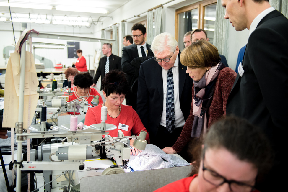 Bundespräsident Frank-Walter Steinmeier und Elke Büdenbender beim Austausch mit Mitarbeiterinnen während der Besichtigung der Peterseim Strickwaren GmbH in Mühlhausen anlässlich des Antrittsbesuchs in Thüringen 