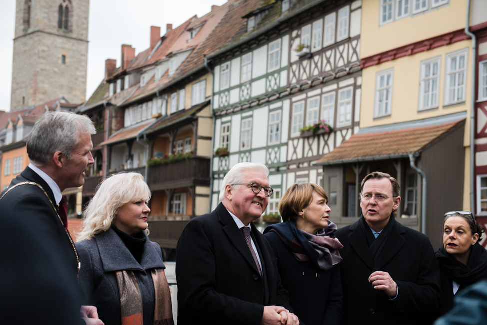 Bundespräsident Frank-Walter Steinmeier und Elke Büdenbender halten an der Krämerbrücke während des Stadtrundgangs mit Oberbürgermeister Andreas Bausewein,  Bodo Ramelo und seiner Frau in Erfurt anlässlich des Antrittsbesuchs in Thüringen 