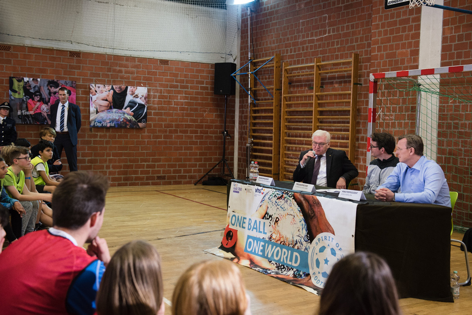 Bundespräsident Frank-Walter Steinmeier und Ministerpräsident Bodo Ramelow beim Austausch mit den Spielerinnen und Spielern des Spirit of Football e. V. in der Turnhalle der Staatlichen Regelschule 7 in Erfurt anlässlich des Antrittsbesuchs in Thüringen 