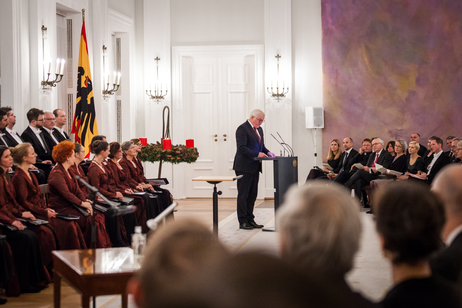 Bundespräsident Frank-Walter Steinmeier hält eine Ansprache beim Adventskonzert mit dem RIAS-Kammerchor im Großen Saal von Schloss Bellevue 