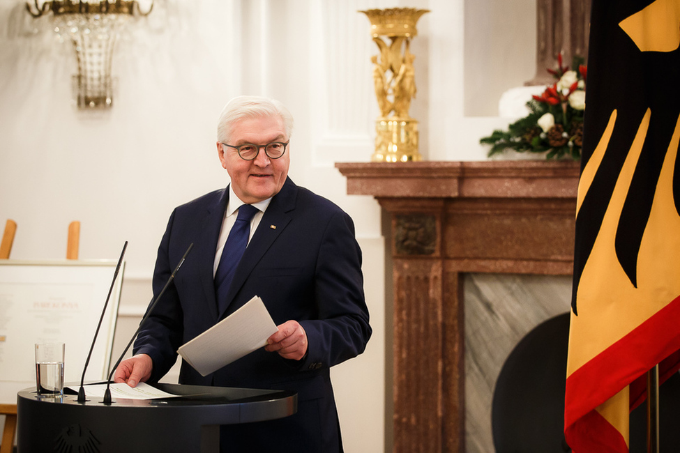 Bundespräsident Frank-Walter Steinmeier hält eine Ansprache anlässlich der Verleihung des Internationalen Adalbert-Preises an Imre Kónya im Langhanssaal von Schloss Bellevue 