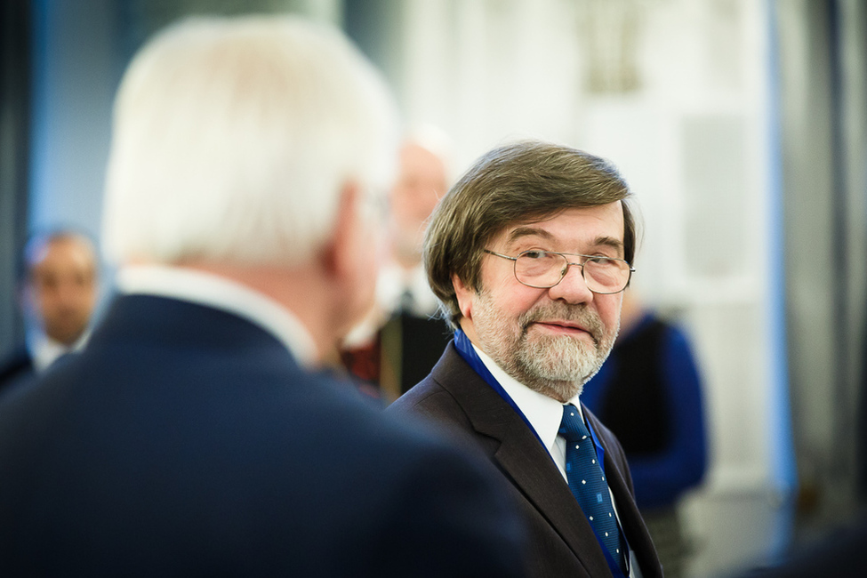 Preisträger Imre Kónya bei seinen Dankesworten anlässlich der Verleihung des Internationalen Adalbert-Preises im Langhanssaal von Schloss Bellevue 