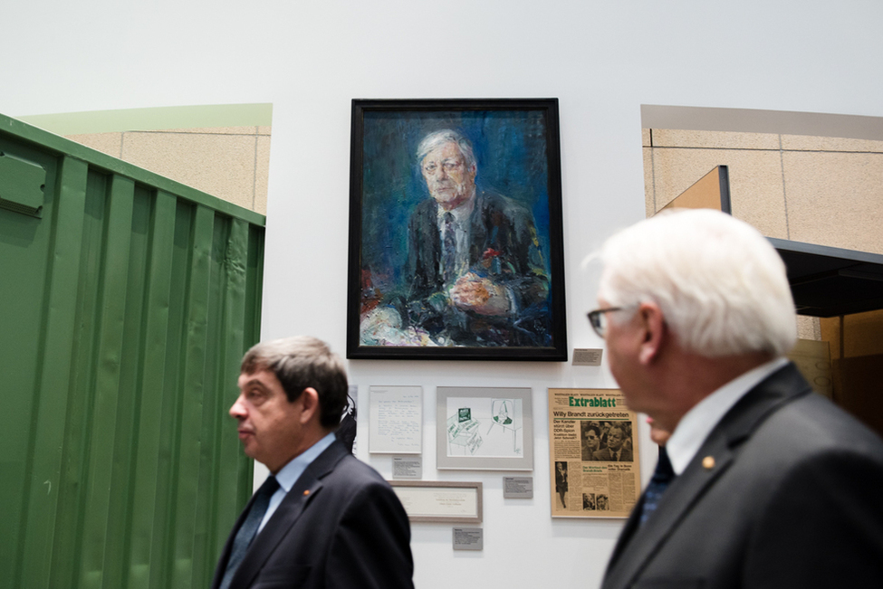 Bundespräsident Frank-Walter Steinmeier beim Rundgang durch die erneuerte Dauerausstellung im Haus der Geschichte in Bonn mit Erläuterungen durch den Präsidenten der Stiftung Haus der Geschichte, Hans Walter Hütter