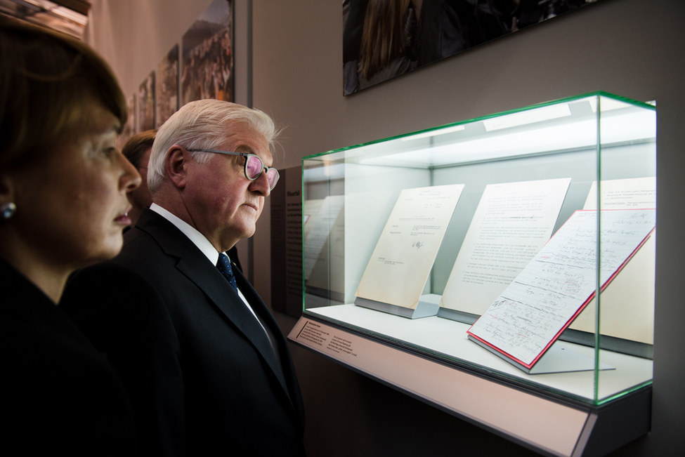 Bundespräsident Frank-Walter Steinmeier und Elke Büdenbender beim Rundgang durch die erneuerte Dauerausstellung zur Geschichte der Bundesrepublik Deutschland im Haus der Geschichte