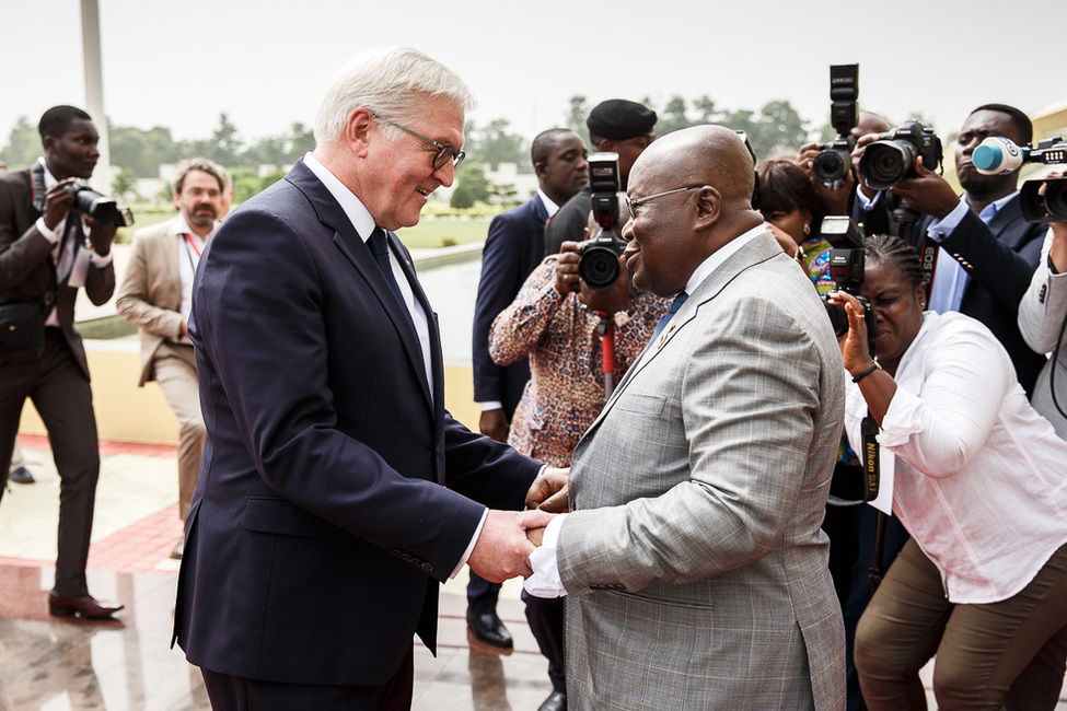 Bundespräsident Frank-Walter Steinmeier wird durch den Präsidenten der Republik Ghana, Nana Akufo-Addo, begrüßt 