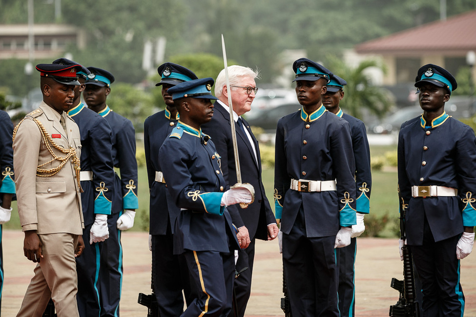 Bundespräsident Frank-Walter Steinmeier wird mit militärischen Ehren begrüßt