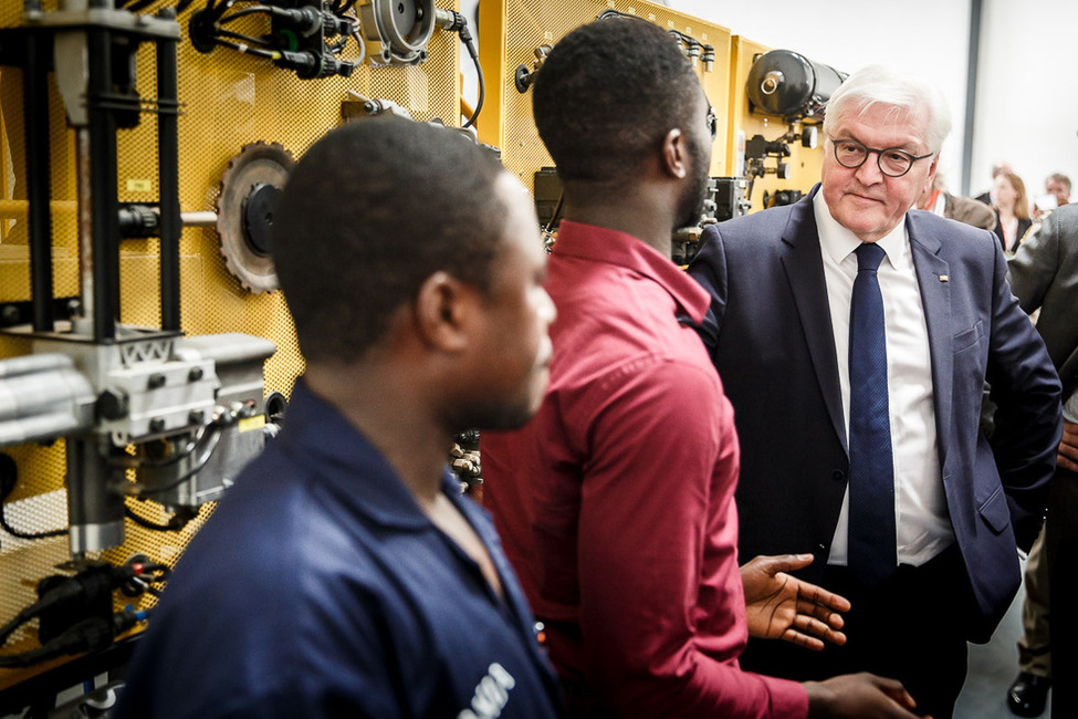 Bundespräsident Frank-Walter Steinmeier beim  Rundgang durch die Ausbildungswerkstatt der Firma Scania West Africa Ltd. anlässlich seines Staatsbesuchs in der Republik Ghana