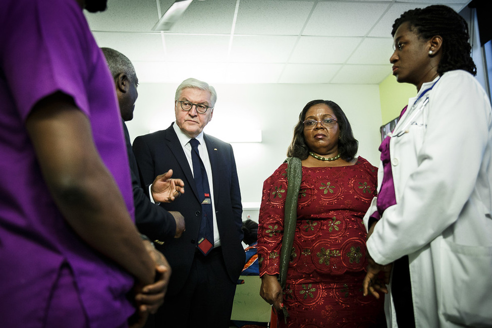 Bundespräsident Frank-Walter Steinmeier beim Rundgang durch das Ridge Krankenhaus anlässlich seines Staatsbesuchs in der Republik Ghana