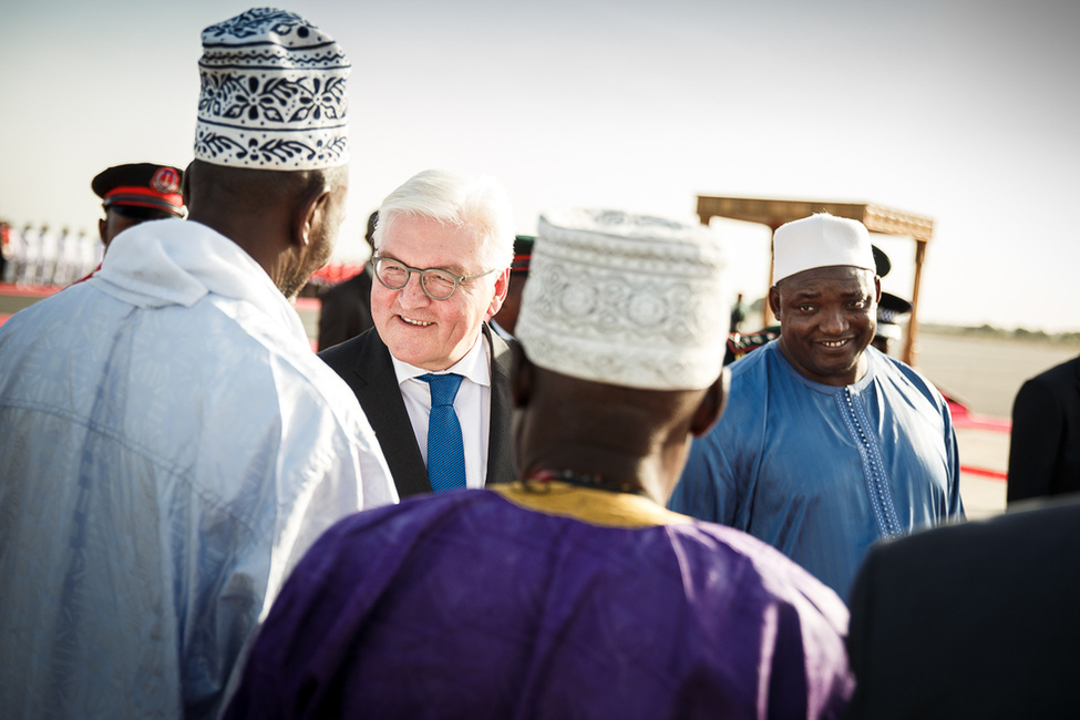 Bundespräsident Frank-Walter Steinmeier wird durch den Präsidenten Adama Barrow am Flughafen in Banjul anlässlich seines Staatsbesuchs in der Republik Gambia begrüßt 