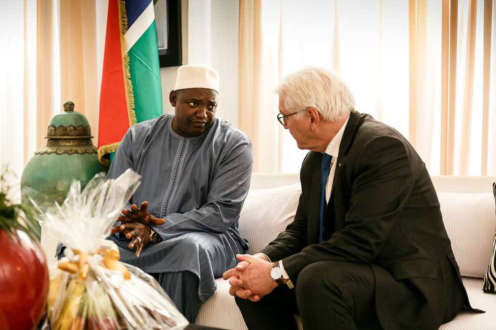 Bundespräsident Frank-Walter Steinmeier beim Gespräch mit Präsident Adama Barrow in Banjul anlässlich seines Staatsbesuchs in der Republik Gambia  