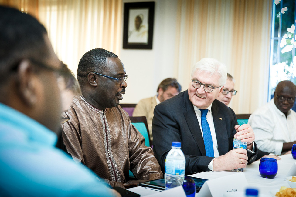 Bundespräsident Frank-Walter Steinmeier beim Gespräch mit Vertretern der Zivilgesellschaft, moderiert durch den Menschenrechtsanwalt, Gaye Sow, in Banjul anlässlich seines Staatsbesuchs in der Republik Gambia  